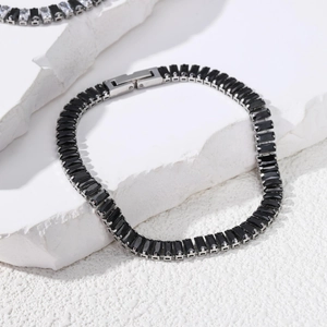 Détail de bracelet de tennis pour hommes en acier inoxydable avec zircons noirs carrés