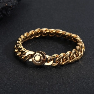 Dettaglio anello a catena cubana placcato oro 10 mm con disco lucido su sfondo grigio