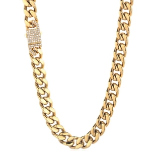 Détail de la chaîne maille cubaine dorée avec finition polie et fermoir serti de diamants