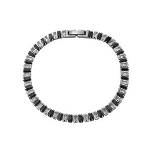 Détail macro du bracelet tennis en acier argenté avec zircons noirs et blancs rectangulaires