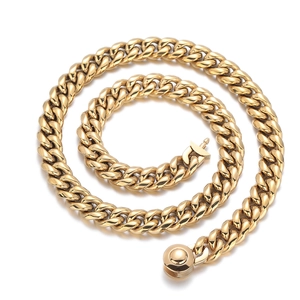 Macro di una collana a maglia cubana dorata da 10mm con finitura in metallo lucido