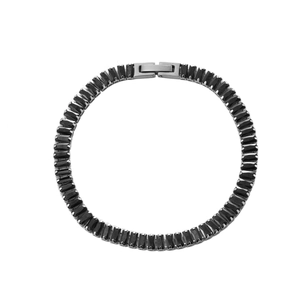 Détail d'un bracelet de tennis en acier inoxydable avec des zircons noirs rectangulaires