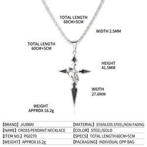 Pendentif croix en acier titane argenté poli sur une chaîne à maillons de 65 cm réglable