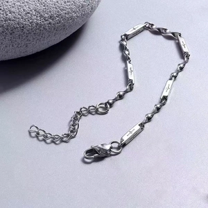 Bracelet Mobius en acier inoxydable argenté avec gravure de battements de coeur