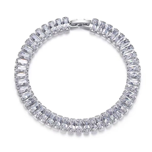 Détail macro du bracelet tennis en acier argenté avec cristaux de zircon taille émeraude