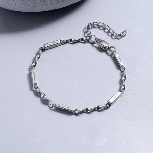 Bracciale Mobius minimalista in acciaio al titanio con maglie a bambù e incisioni a stella