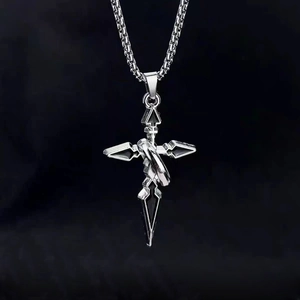 Gros plan détaillé d'un pendentif croix et épée en argent sur un collier punk vintage