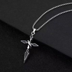 Détail du pendentif épée croisée en acier inoxydable argent et noir sur chaîne box