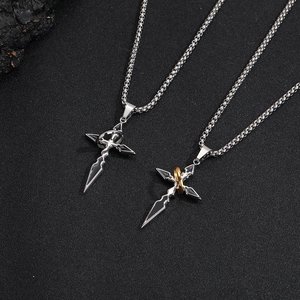 Collier croix en acier titane avec anneau doré et détails en émail noir pour hommes