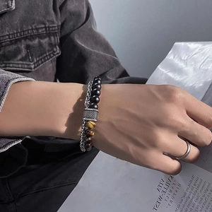 Détail macro du bracelet triple couche pour homme avec perles oeil de tigre et acier