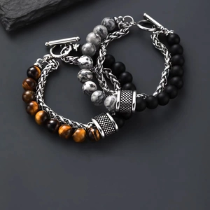 Détail de bracelet double couche en oeil de tigre et pierre mate avec fermoir OT et chaîne