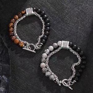 Détail de bracelets en perles d'oeil de tigre et marbre avec chaîne acier et fermoir T