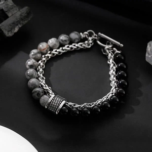 Détail des perles oeil de tigre et bracelet double rang en acier titane avec fermoir OT