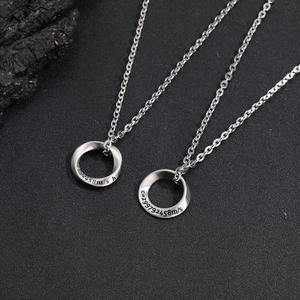 Collier Mobius argent pour hommes avec formules de physique gravées sur fond noir mat
