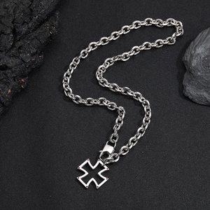 Collier croix évidée avec détails rouges et grosse chaîne cubaine argentée pour homme