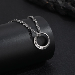 Collier Möbius poli pour homme avec gravure de la vitesse de la lumière c=299792458m/s