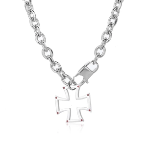 Collier à maillons cubains en argent avec pendentif croix de fer et pierres rouges