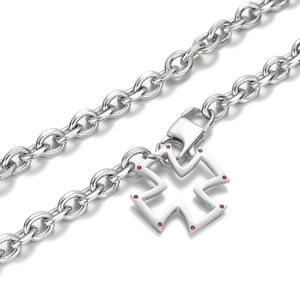 Collier avec pendentif croix évidée argentée et accents rouges sur chaîne à maillons