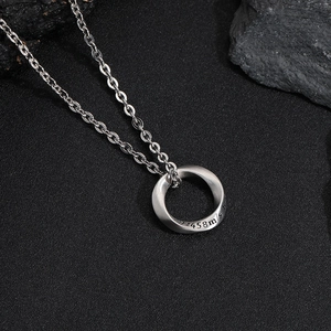 Collier Mobius minimaliste en argent pour homme avec gravure de la vitesse de la lumière