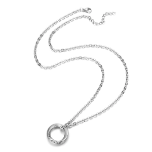 Gros plan du pendentif anneau Möbius avec gravure et chaîne à fermoir mousqueton réglable
