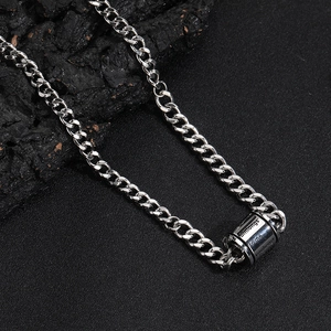 Collier à pendentif cylindrique en acier inoxydable poli avec gravure et chaîne gourmette