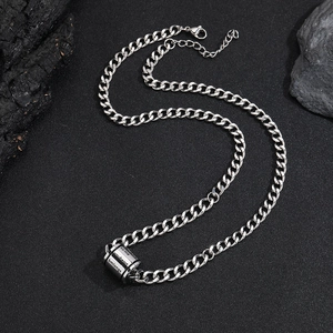 Détail du pendentif cylindre avec gravure sur une chaîne cubaine en acier inoxydable argenté