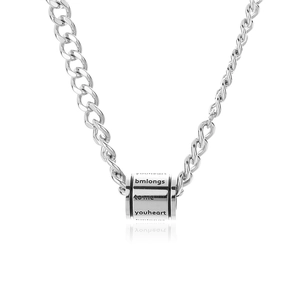Détail du pendentif cylindre en acier inoxydable argenté avec gravure sur chaîne