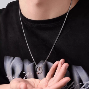 Collier minimaliste à double anneau argenté avec pendentif bambou et chaîne carrée