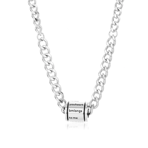 Collier Pendentif Cylindre en Acier Inoxydable Minimaliste Lettre Gravée Chaîne Gourmette Bijoux Hip Hop pour Hommes Femmes Quotidien
