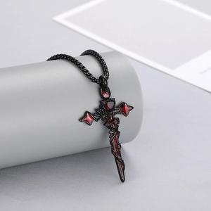 Collier croix gothique noire avec gemme cœur rouge et motifs de roses et d'épines sur gris