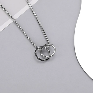 Collier à triple anneaux entrelacés style bambou en acier inoxydable argenté et noir