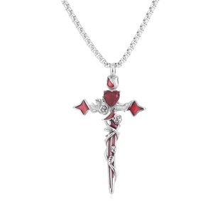 Collier croix gothique argenté avec cœurs rouges et détails de roses sur fond blanc