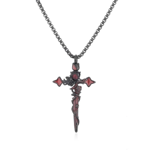 Détail du collier gothique avec croix épée, rose, épines et cristal coeur rouge