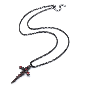 Vue macro de la chaîne box noire et pendentif croix épée avec pierre rouge