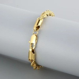Gros plan du bracelet chaîne corde plaqué or 18 carats avec fermoir mousqueton robuste