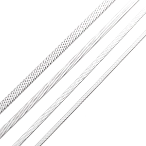 Vue détaillée de quatre chaînes serpent argentées de 3mm à 6mm avec une finition polie lisse
