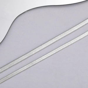 Vue détaillée de deux chaînes serpent plates en argent avec une finition métallique brillante