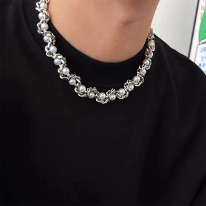 Collier unisexe avec maille gourmette et perles blanches pour un style hip-hop unique