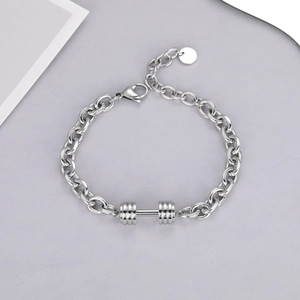Dettaglio di un bracciale con ciondolo a manubrio in argento con maglie lucide e chiusura