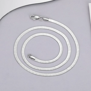 Collier maille serpent plate argentée avec fermoir mousqueton en spirale élégante