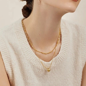 Collier double épaisseur en acier titane avec pendentif cœur et chaîne torsadée dorée
