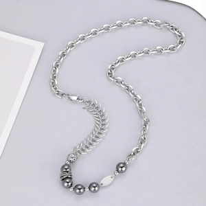 Collier en acier titane avec chaîne en arête de poisson et perles gris foncé