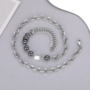 Collier en acier titane avec perles noires et design industriel d'épissure pour hommes