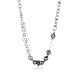 Collier en acier titane avec perles noires et pendentif plume pour un look de rue