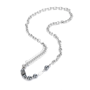 Détail du collier en acier titane avec pendentif arête et perles d'hématite