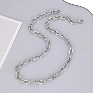 Collier à maillons O en acier inoxydable argenté avec anneaux texturés et fermoir mousqueton