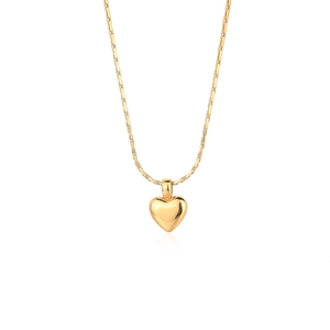 Gros plan d'un pendentif coeur en or 18 carats à deux couches avec chaîne serpent polie