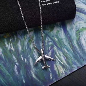 Detaillierter Flugzeuganhänger aus Silber an einer Boxkette auf einer Schmuckschatulle