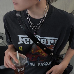 Gros plan d'un collier multicouche Y2K avec pendentif cœur et détails d'épines