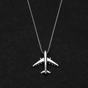 Minimalistische silberne Flugzeug-Halskette aus poliertem Titanstahl für Damen und Herren